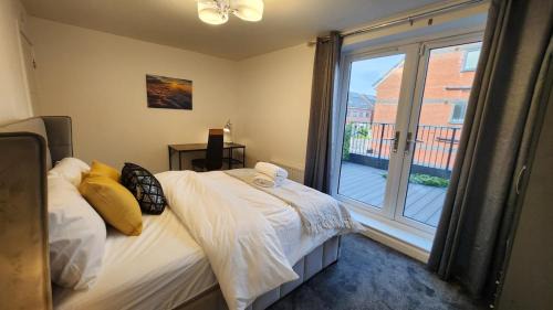 Trafford Villa | Luxury Deluxe Favoured Home - 4 bedroom - 9 Guests - Contractors Welcome