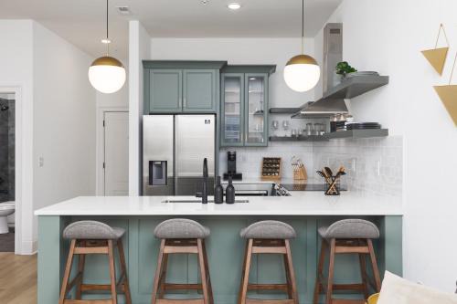 Cleveland Park Apartment | Luxury Design, Close to Broadway - 4 Beds, 2 Bedrm