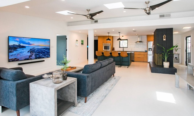 Lakeway House | Luxury Designer Home Close to Marina