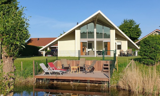 Kortgene Villa | Luxury detached vacation apartment by the river, lounge terrace and WLAN