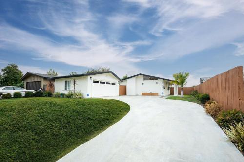 Southwest Anaheim Apartment | Luxury Disneyland Home: Family & Exec Friendly