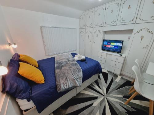 Harehills House | Luxury double bed with Private Bathroom, NETFLIX, work space and WiFi