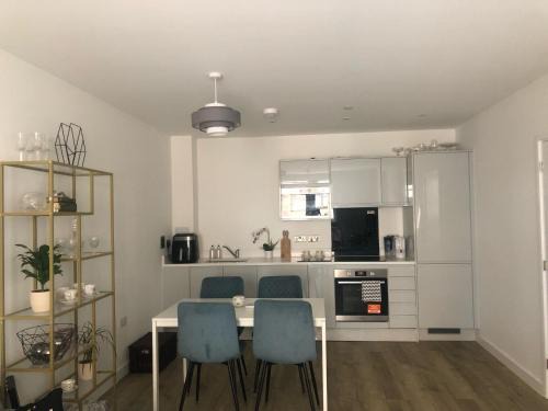 Royal Docks House | Luxury Double Room featuring comfortable sofa bed to sleep on, private balcony, and exclusive access to rooftop and garden in welcoming shared flat with host