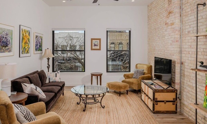 Neenah Apartment | Luxury Downtown Flat