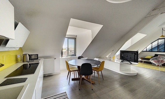 Granville Apartment | Luxury duplex downtown with parking, close to port and beach