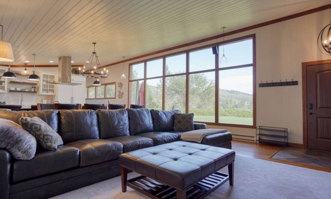 Hot Springs House | Luxury Earth Home w/Chef's Kitchen