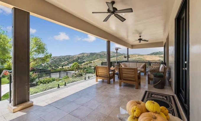 Castaic House | Luxury, Elegance, Views: LA Gem