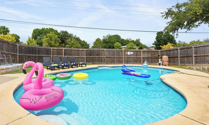 Plano House | Luxury Escape - Pool, Hot Tub, Arcade, Games, BBQ & Outdoor Lounge!