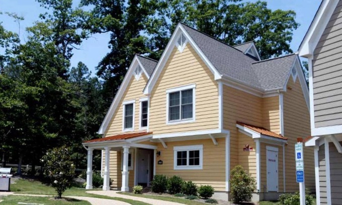 Lackey Resort | Luxury Estates Town Home w/3BR & 2 kitchens. Near Busch Gardens & Water Country