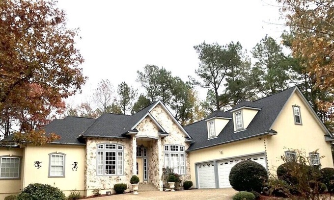 Hot Springs Village House | LUXURY EXECUTIVE GOLF RETREAT! 4 beds 3 full baths Golf course view of hole #1