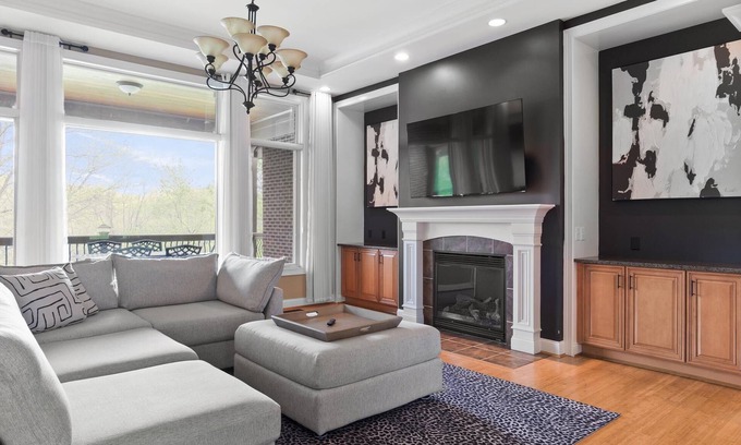 Landen House | Luxury Extended-Stay 5-King Ranch near Mason/Loveland