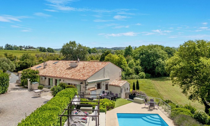 Razac-de-Saussignac Villa | Luxury family villa next to Vigiers golf, restaurants, wine tasting and cycling