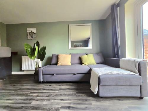 Forsbrook House | Luxury Family Retreat Near Alton Towers - Free Parking & Garden