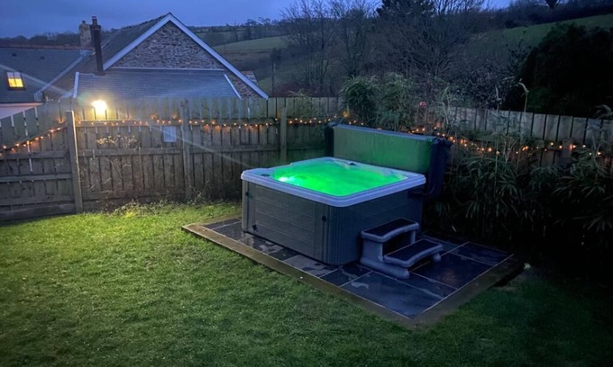 Hele House | Luxury Farmhouse Retreat with Private Hot Tub