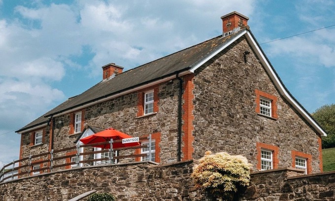 Brecon House | Luxury farmhouse Sleeps 8 hottub Brecon Beacons