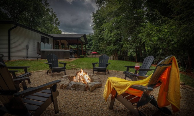 Hendersonville House | LUXURY FARMHOUSE, 2 Living spaces, Sleeps 12, PRIVATE in the mtns, 10min to town