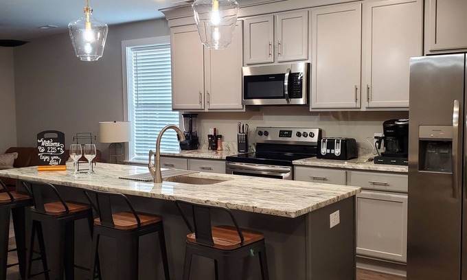 Petersburg Condo | LUXURY FULLY FURNISHED GATED OFF STREET PARKING