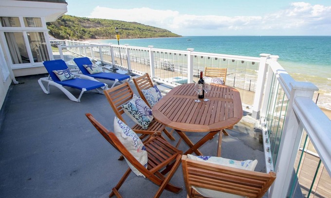 Totland Bay Apartment | Luxury Garden Apartment