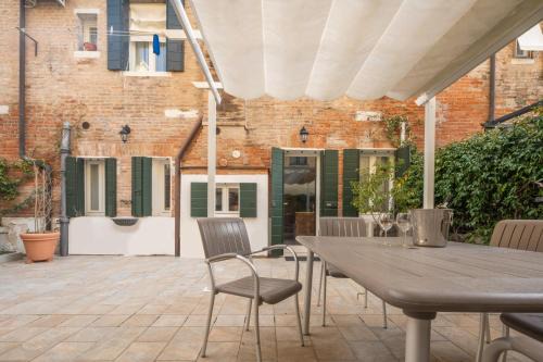 Dorsoduro Apartment | Luxury Garden Mansion R&R