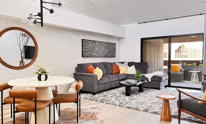 Baristo Condo | Luxury gated downtown Palm Springs condo: spectacular views, pool, spa, tennis