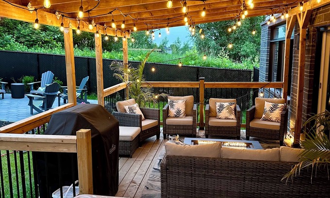 Downtown Gatineau House | Luxury Gatineau Home 11km to DT Ottawa: Hot Tub, BBQ & Fire Pit