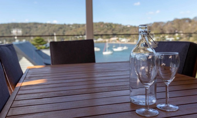Hardys Bay House | Luxury getaway in amazing position with superb views - wifi