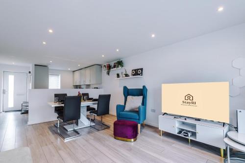 Salford Apartment | Luxury Getaway In Manchester with PS5, Fast WiFi & Free Parking