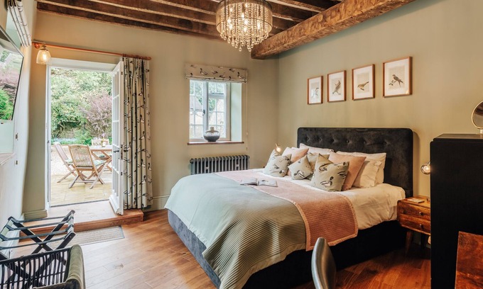 Tetbury Apartment | Luxury Grade II listed apt w/garden, dog friendly