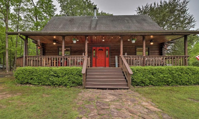 Higden House | Luxury Greers Ferry Cabin with Large Deck and Fire Pit