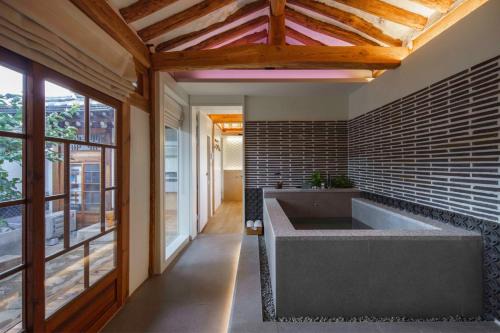 Samcheong-dong Villa | Luxury Hanok Bukchon Summit