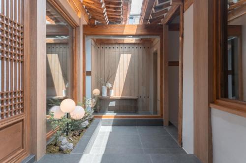 Seochon Villa | Luxury Hanok Graceful Haven