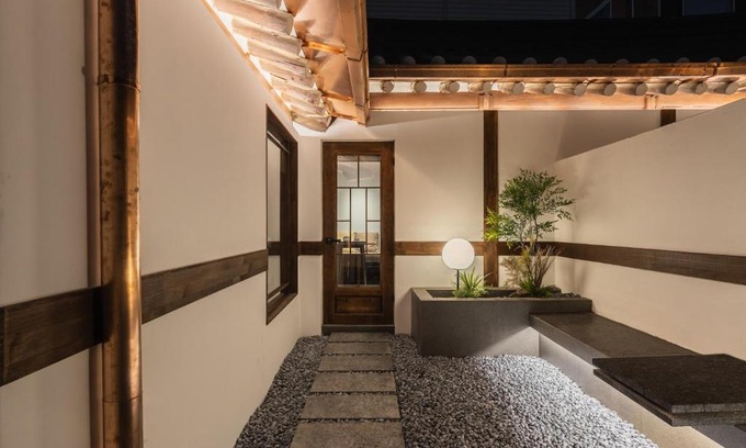Seochon Apartment | Luxury Hanok Stay Warm Hearth - West