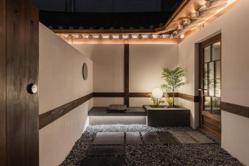 Seochon Apartment | Luxury Hanok Stay Warm Hearth - East