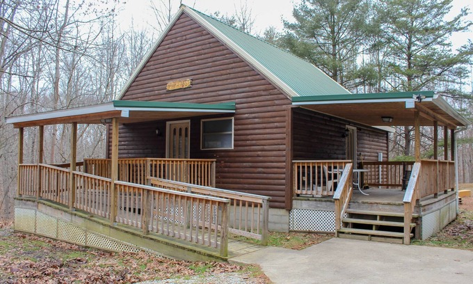 Nelsonville Cabin | Luxury-Hawk's Nest Cabin-Forest View-Cabin-Private Bathroom