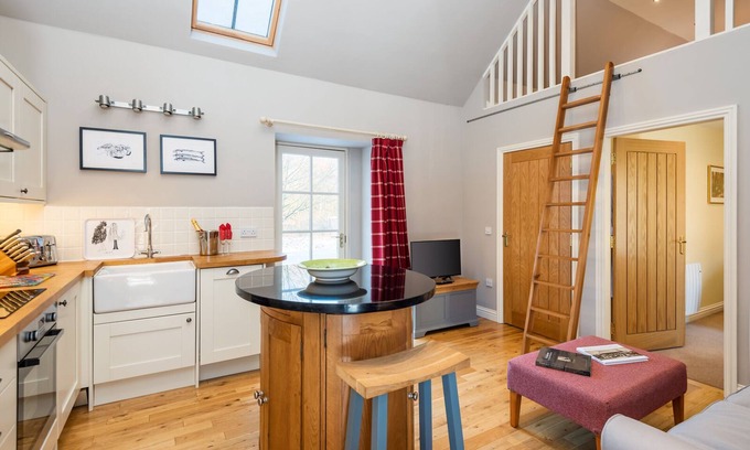 Cupar House | Luxury Hayshed Cottage with hot tub near St Andrews