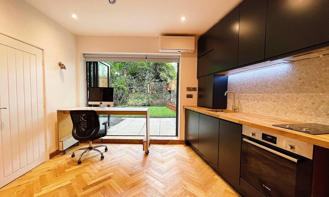 Camberwell Green Cabin | Luxury Hidden Garden Studio near Oval