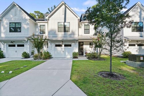 Spanish Wells House | Luxury Hilton Head Villa Getaway 4BR 3 Full BA 1 Half BA Beach Essentials Included