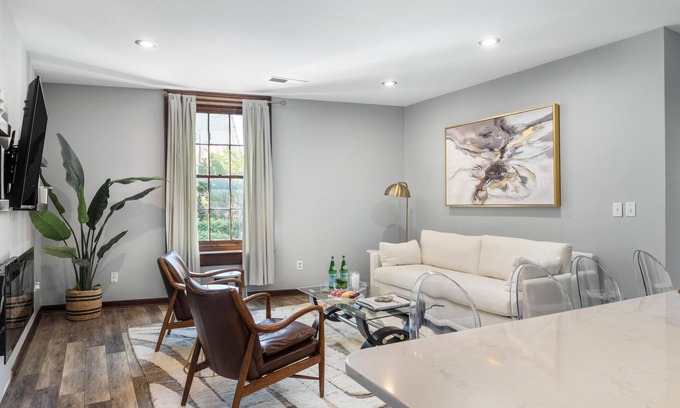 Downtown Charleston Apartment | Luxury &Historic 2-Bed on King St, Walk Everywhere!