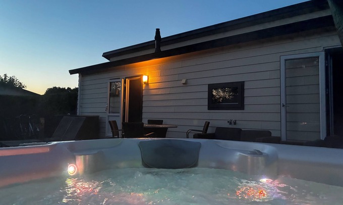 Heetveld Ski Chalet | Luxury Holiday Chalet 1-4 persons with Private Jacuzzi, Private Sauna and Sun Shower.