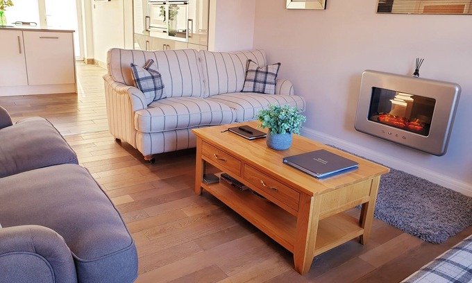 York House | Luxury Holiday Home in York - near award winning "Bishy Road" - with parking!
