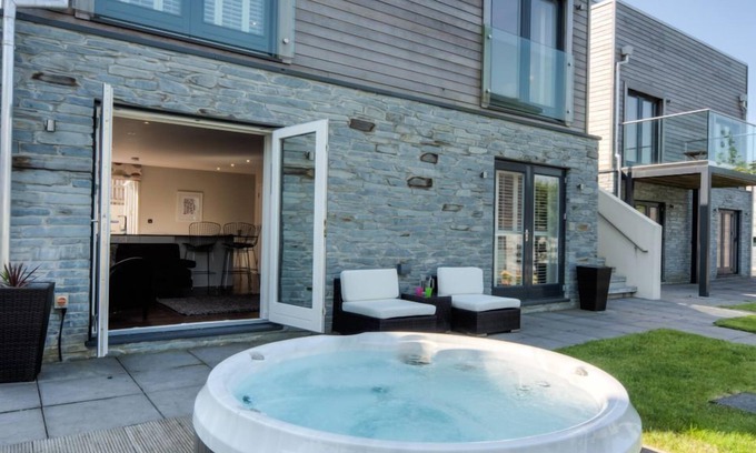 Talland House | Luxury holiday with hot tub and roof terrace. Shared Swimming Pool & Gym