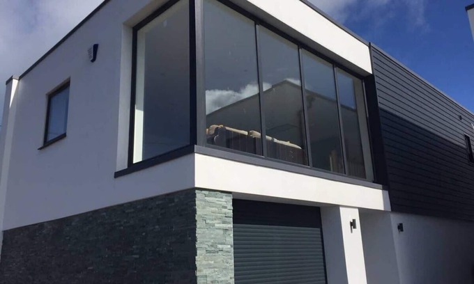 Holywell House | Luxury Holywell Beach House with Hot Tub