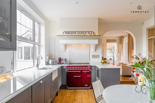 Windsor House | LUXURY HOME - CENTRAL WINDSOR, GATED PARKING
