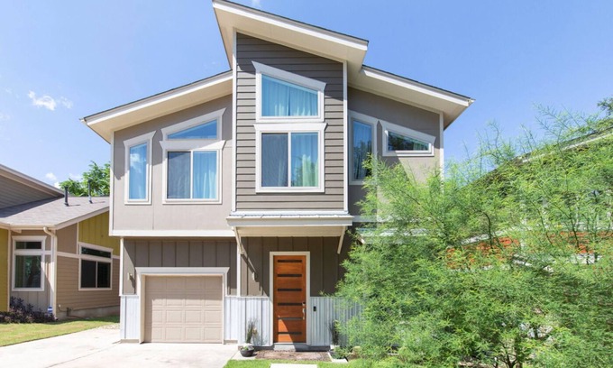 Galindo House | Luxury Home Close to Downtown for 30day+ Rent! King bed + 2 queens!