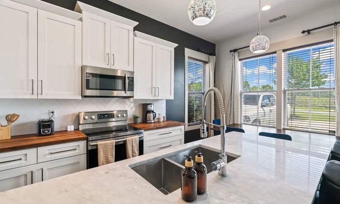 Haynes Area House | Luxury Home Fire Pit Mini Bar Downtown Nashville