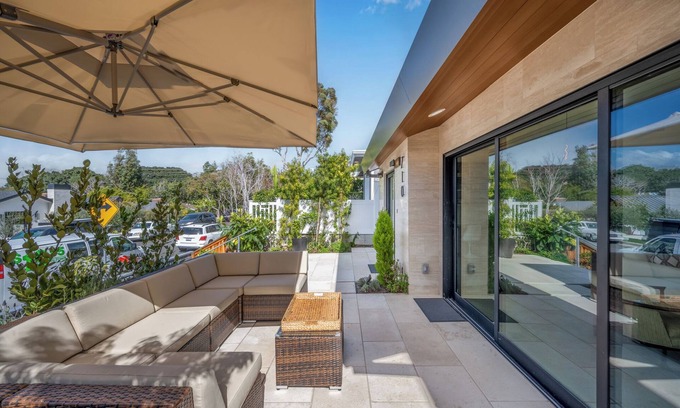 Corona del Mar Apartment | Luxury Home in Corona Del Mar Near Shops & Dining