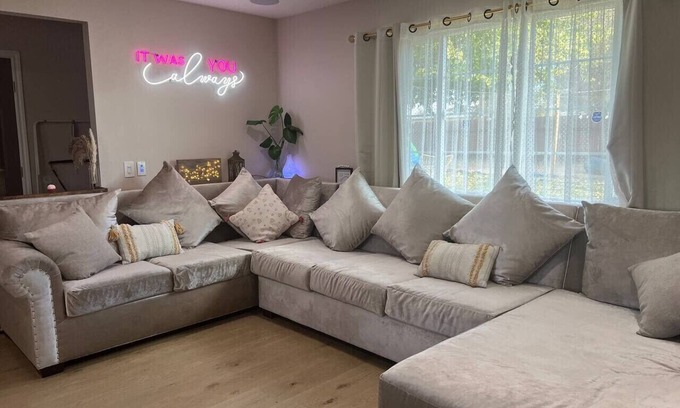 Victorville House | Luxury Home: LA, Big Bear & LV - 5 Mins to Mall