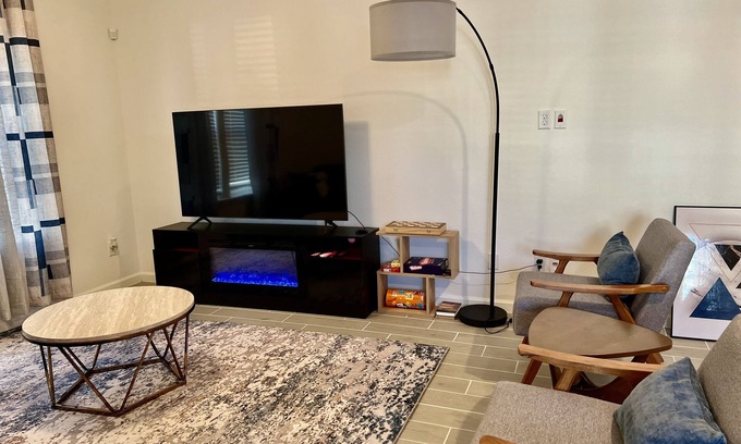 Newberry House | Luxury Home Near UF - Gamedays, Families, & More!