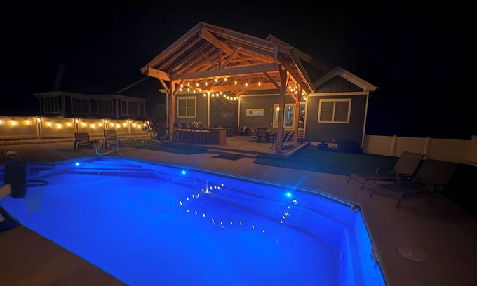 West Wing Estates House | Luxury Home-NEW Outdoor Pavilion, Heated Pool, Volleyball Court, Fire Pit & MORE