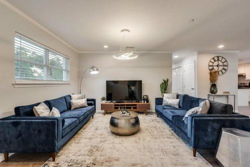 Arlington House | Luxury Home w Hot Tub near AT&T Stadium